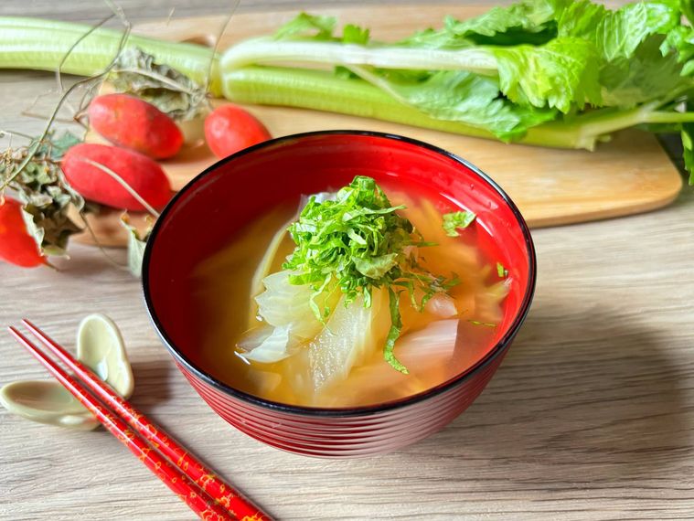 赤いお椀に盛られたセロリのみそ汁