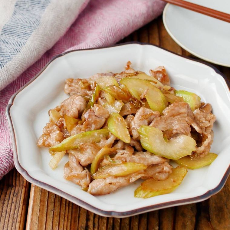 八角形の皿に盛りつけられた、セロリと豚こま肉のオイスター炒め