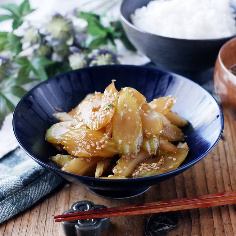 黒い小鉢に盛りつけられている、白いりごま入りセロリのきんぴら