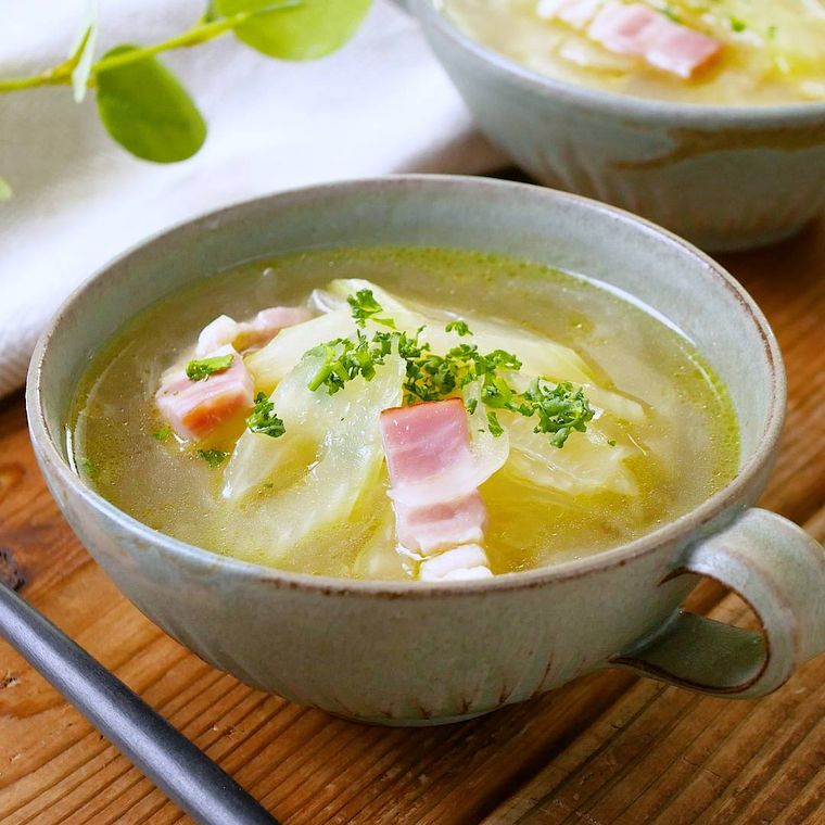 スープカップによそったセロリとベーコンのスープ