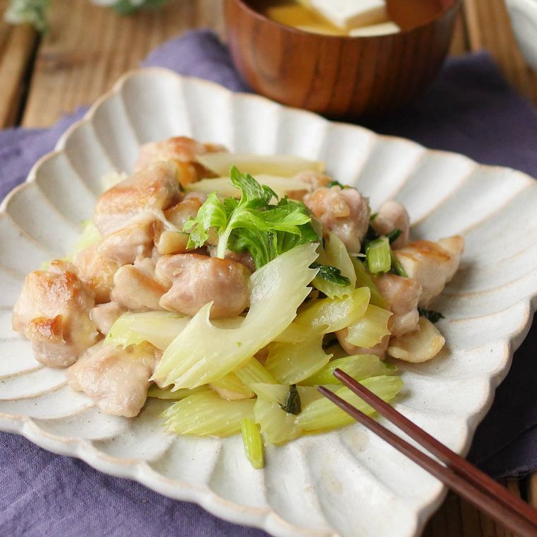 白い角皿に盛りつけられた、セロリと鶏もも肉のさっぱり塩炒め
