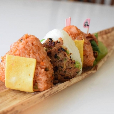 「オムすび」のレシピ、味付けアイデアまとめ!食卓やお弁当が華やぎます