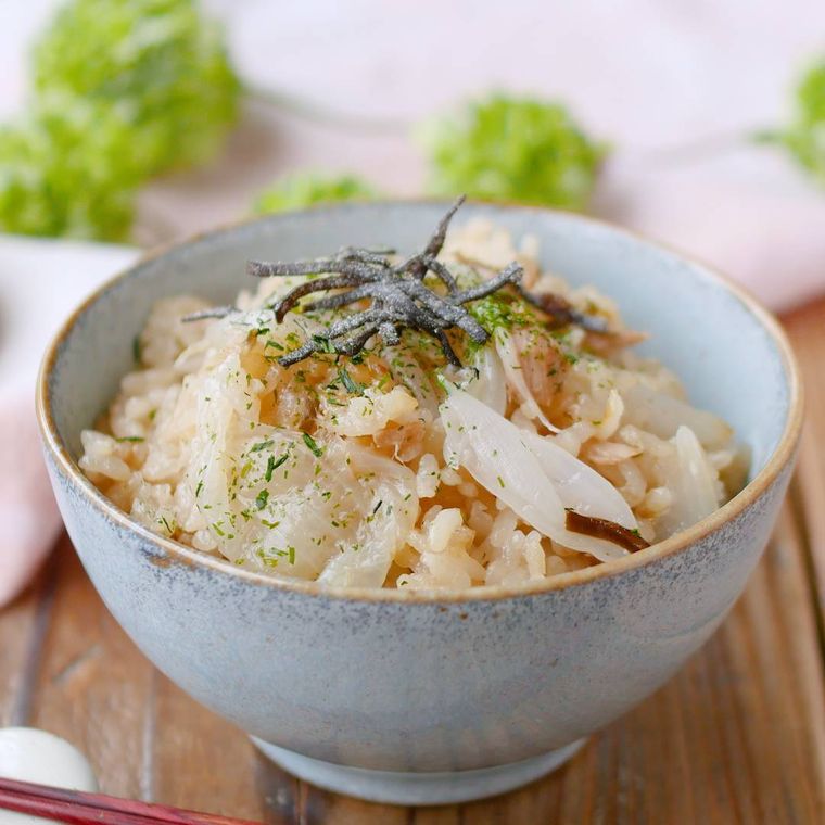 茶碗に盛られた新玉ねぎと塩昆布の炊き込みごはん