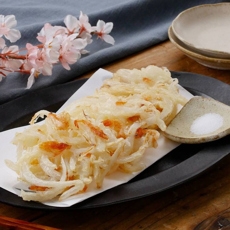 皿に盛られた新玉ねぎと桜えびのかき揚げ