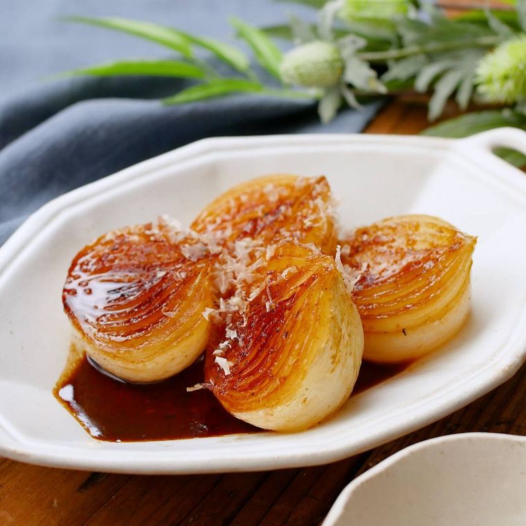 皿に盛られたまるごと新玉ねぎのステーキ