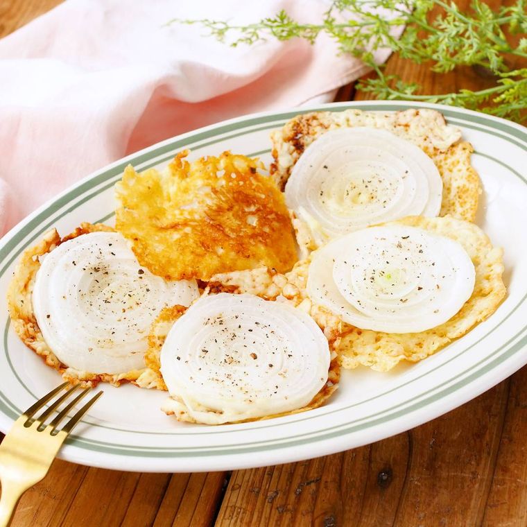 皿に盛られた新玉ねぎのカリカリチーズ焼き