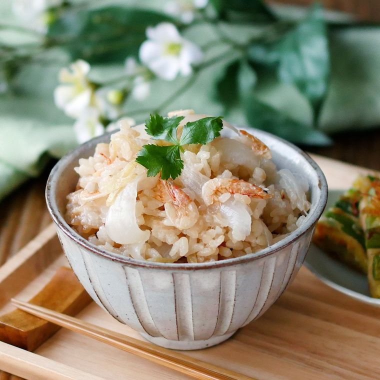 茶碗に盛られたまるごと新玉ねぎの和風炊き込みご飯