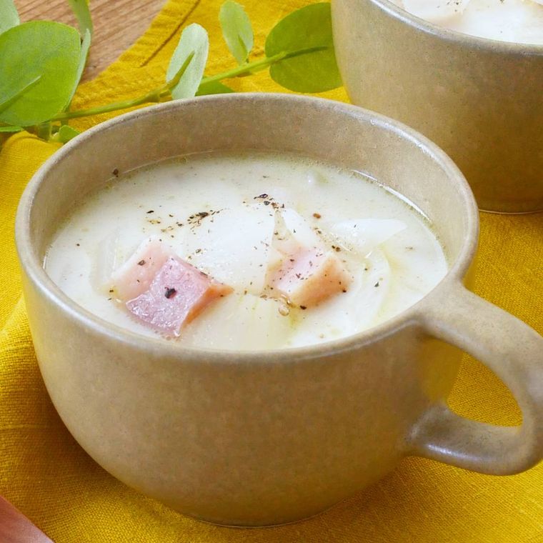 新玉ねぎのミルクスープがカップに入っているところ