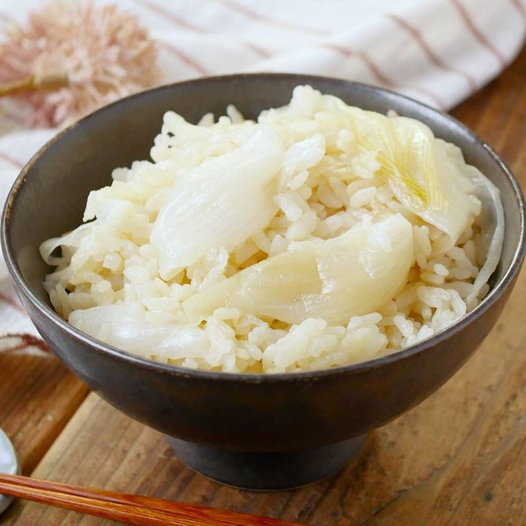 茶碗に盛られた丸ごと新玉ねぎごはん