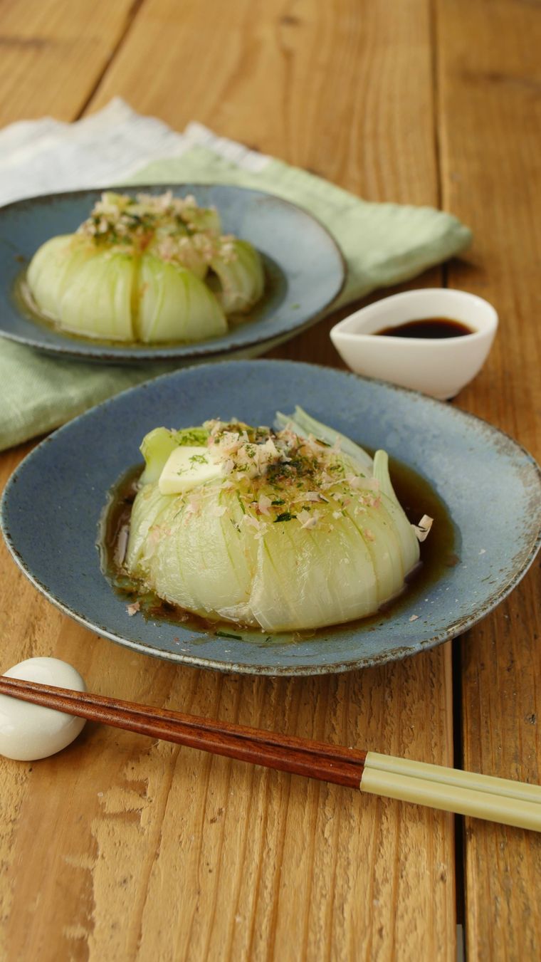 丸ごと新たまのポン酢バターが青い皿に入っているところ