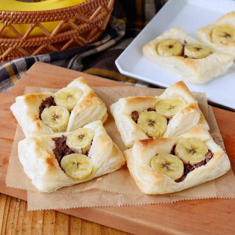 カッティングボードにのったミニチョコバナナパイ