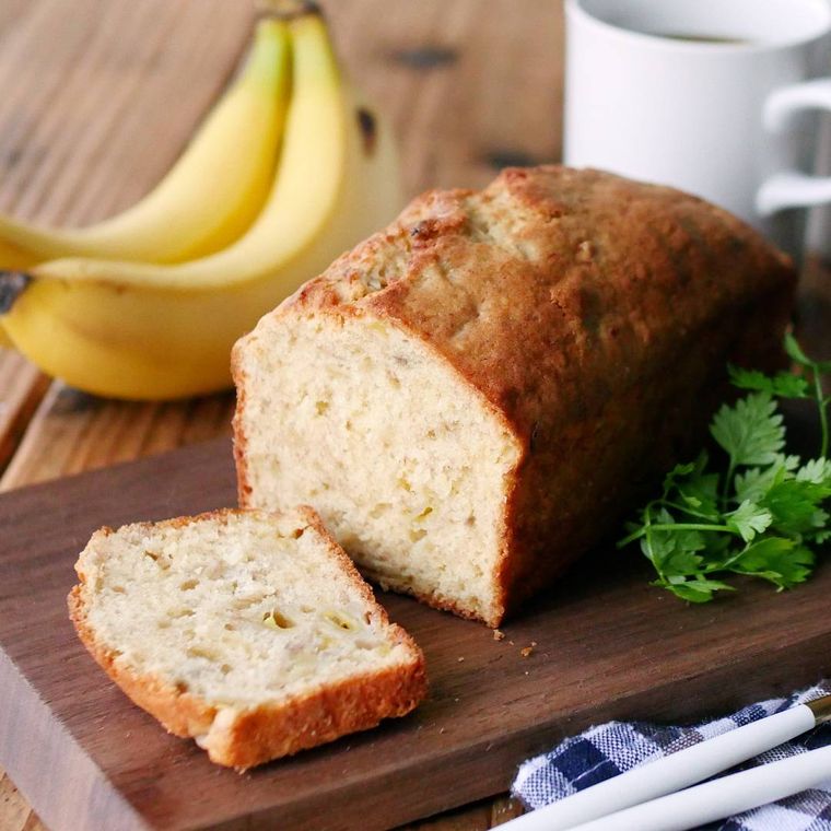 カッティングボードにのった基本のバナナケーキ