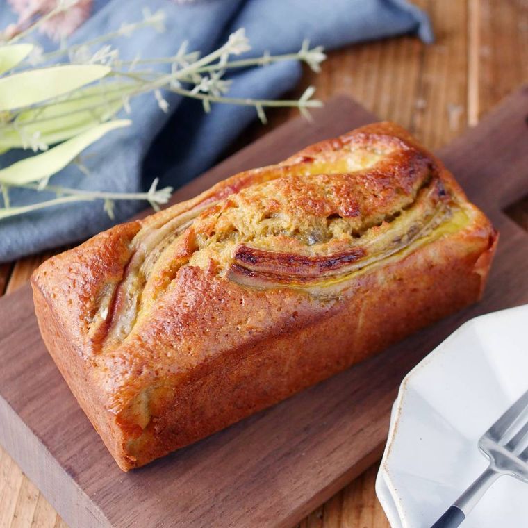 カッティングボードにのったオートミールバナナケーキ