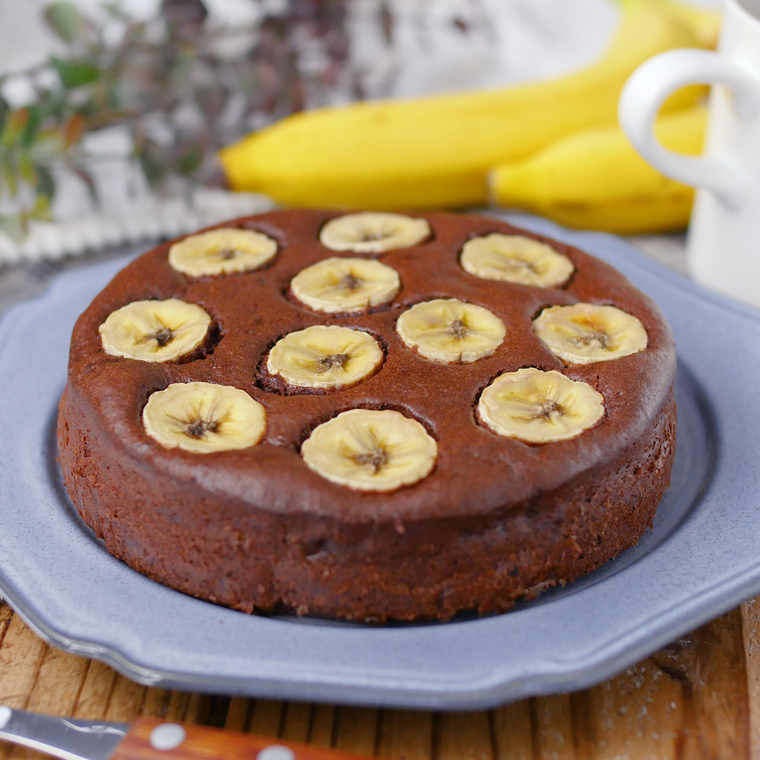 皿に盛られたチョコバナナケーキ