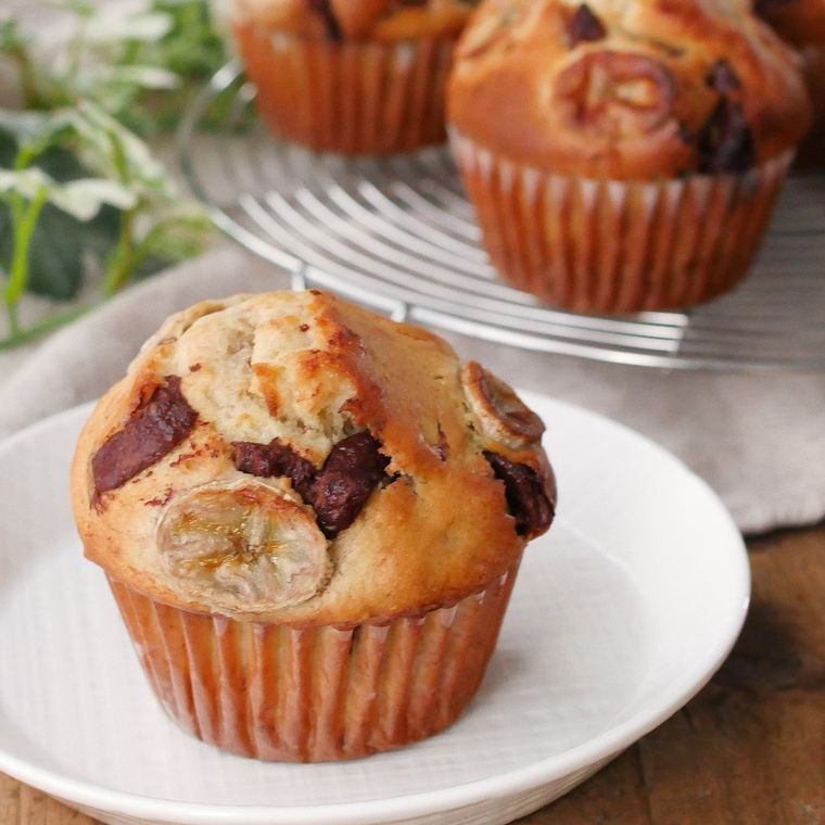 皿に盛られたチョコバナナマフィン