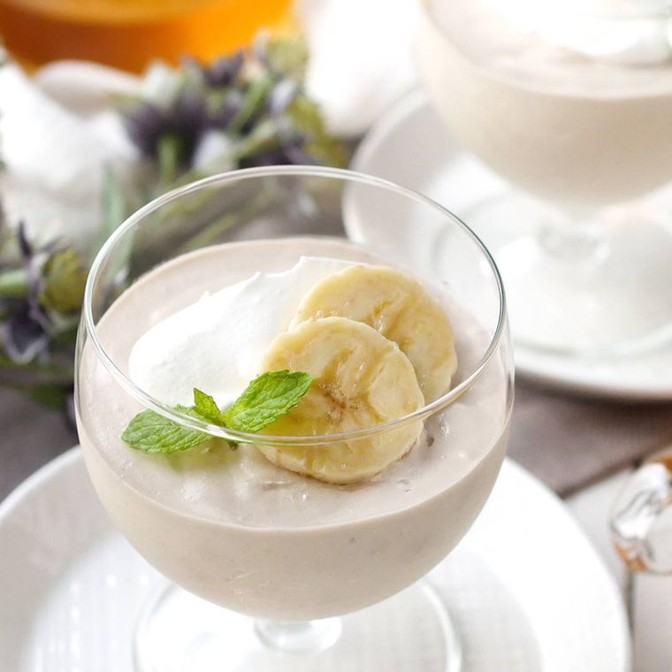 グラスに入ったバナナのレアチーズケーキ