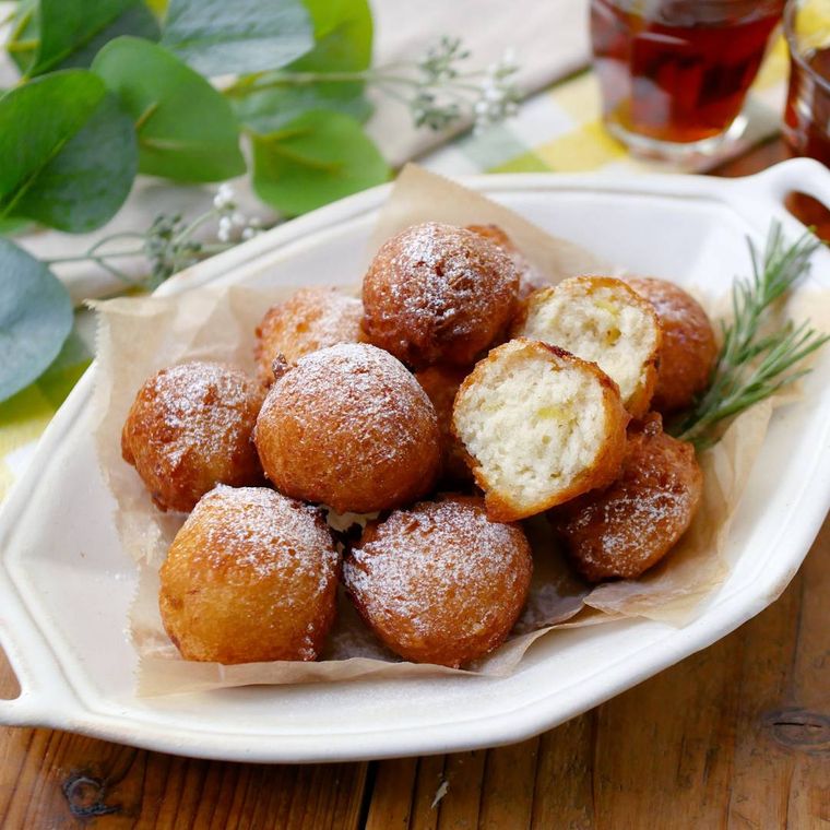 皿に盛られたバナナドーナツ