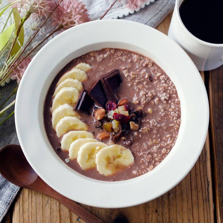 皿に盛られたチョコバナナオーバーナイトオーツ