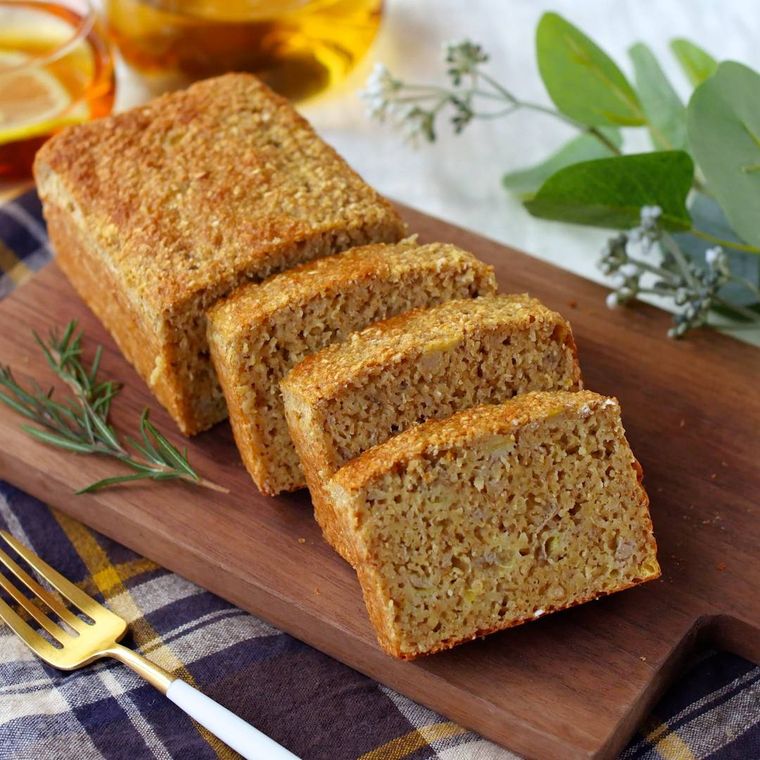 カッティングボードにのったオートミールのバナナパウンド