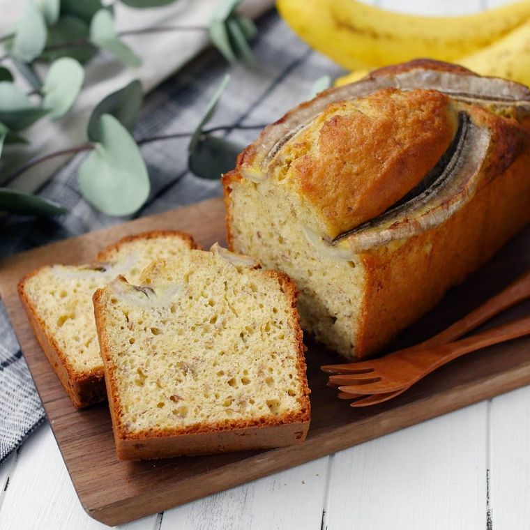 カッティングボードにのったバナナのパウンドケーキ