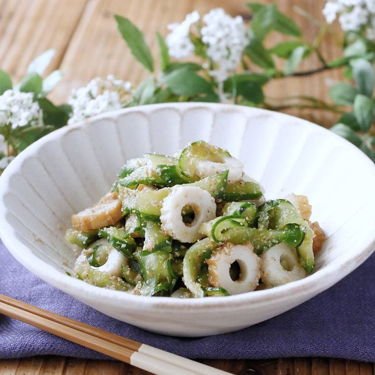 白い器に盛られたきゅうりのごま酢和え