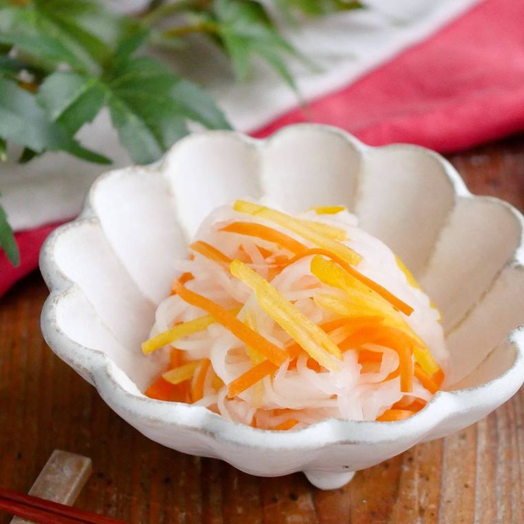 白い小鉢に盛られた柿と大根のなます