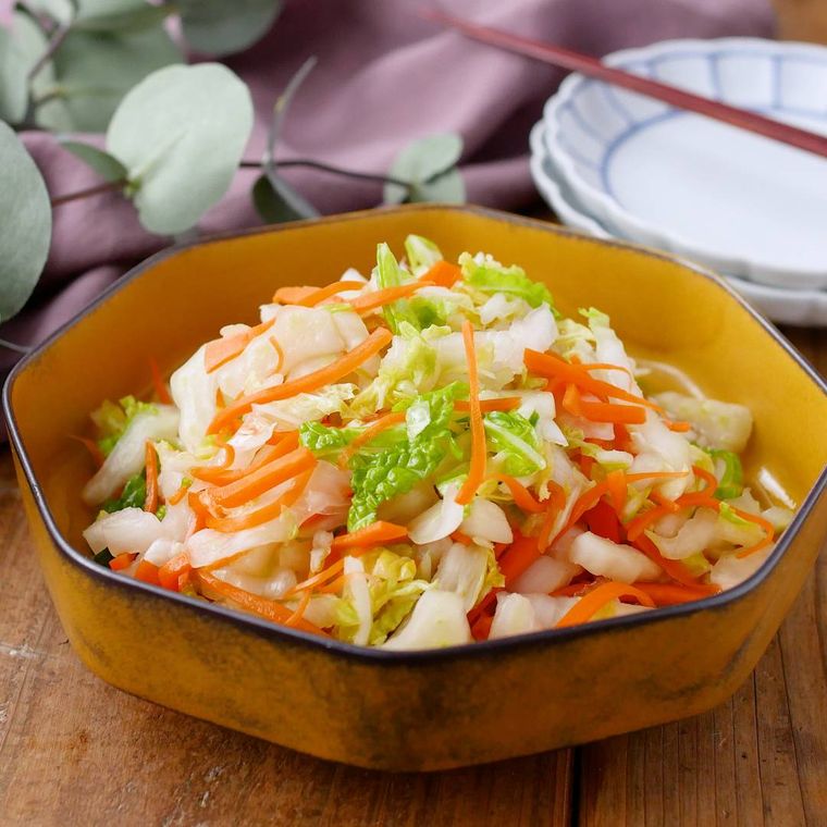 からし色の器に盛られた白菜とにんじんの酢の物