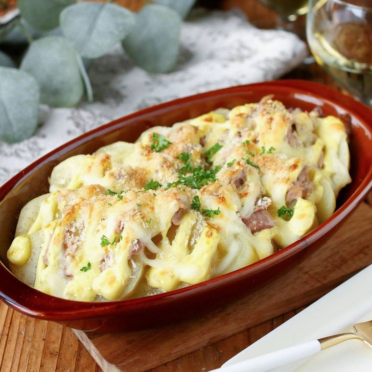 茶色のグラタン皿に盛りつけられたじゃがいものマヨチーズ焼き