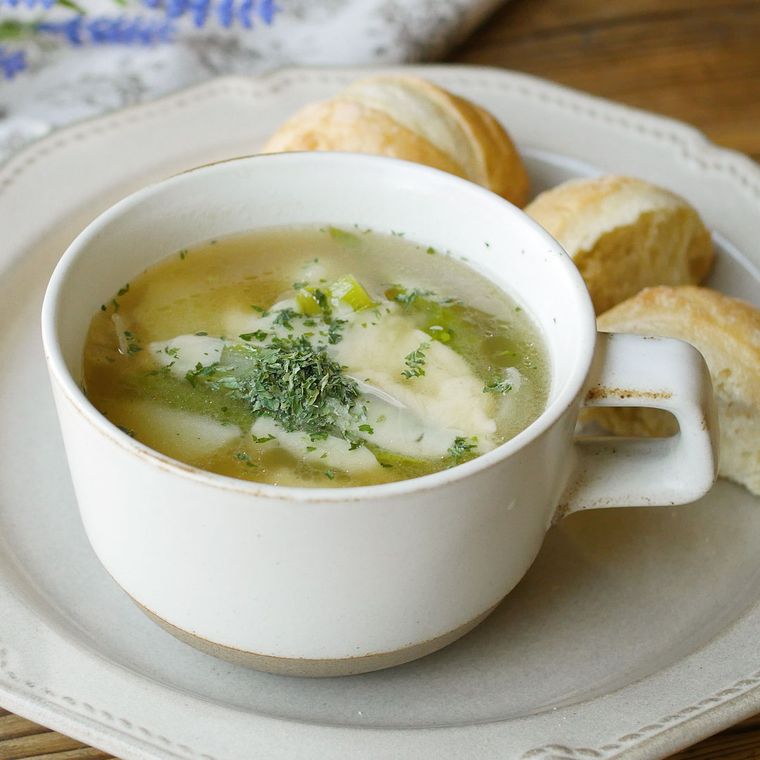 白いマグカップに盛りつけられたじゃがいものチーズスープ
