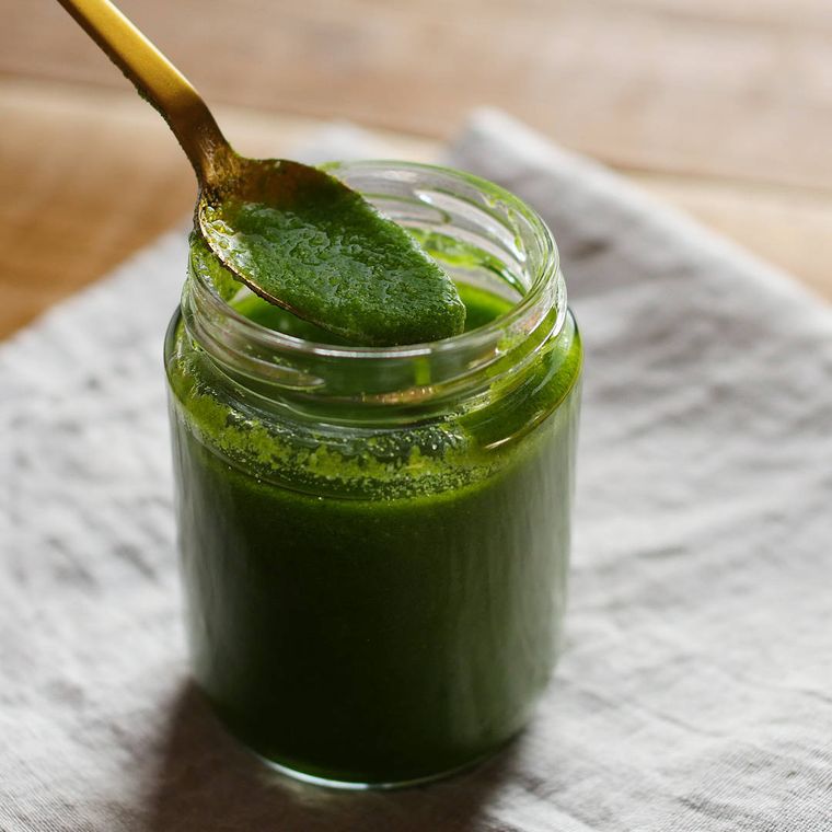 密閉ビンに入ったバジルソース