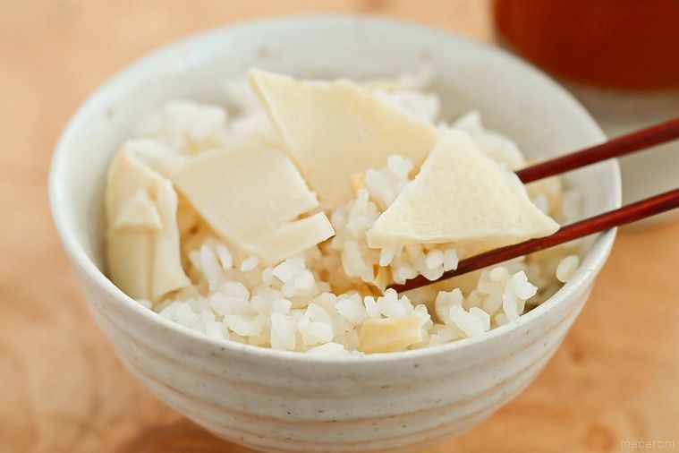 箸で持ち上げているたけのこごはん