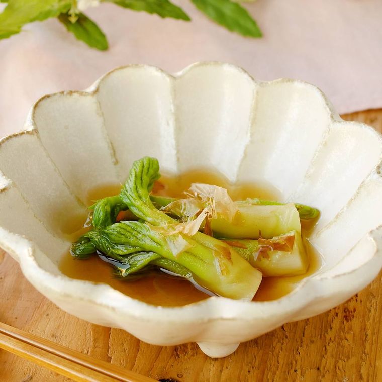 白い皿に盛り付けたたらの芽のおひたし