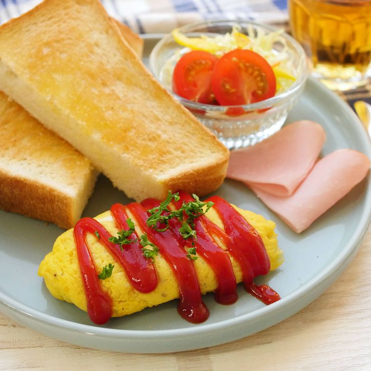 丸皿に盛り付けたレンジで作るミニオムレツやトーストなど