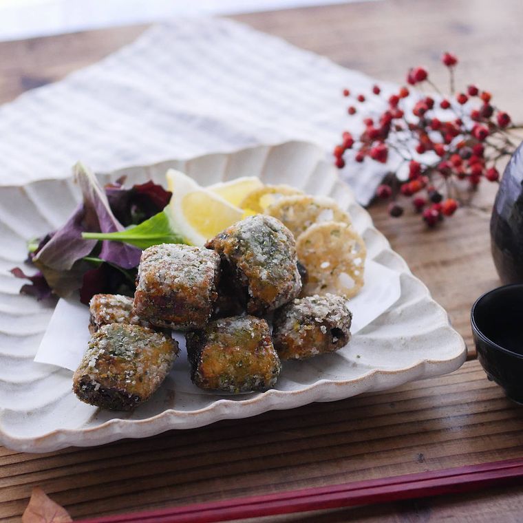 陶器に盛り付けたいわし缶の香ばし磯辺揚げ