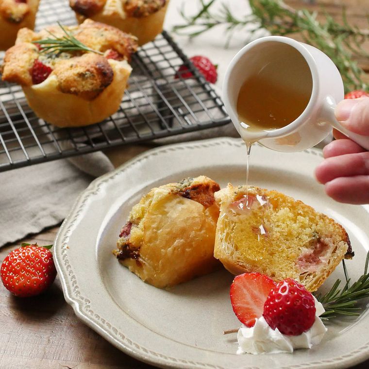 白い皿に盛り付けられたいちごとゴルゴンゾーラのマフィン