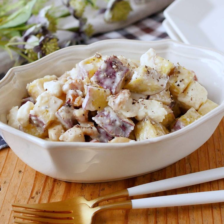 白い深皿に盛られたさつまいもとクリームチーズのサラダ