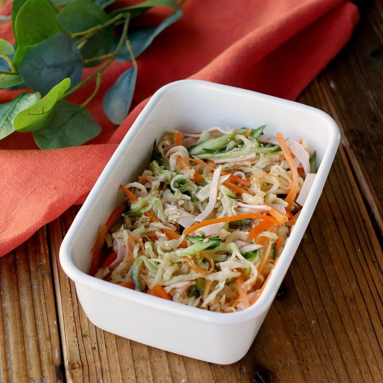 容器に入った切り干し大根の中華サラダ