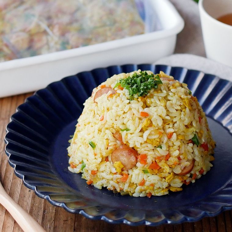 皿に盛り付けられたカレーチャーハン