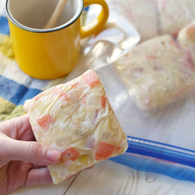 ラップ包まれ凍っているクリームシチューの素