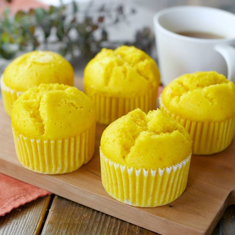 木製ボードに盛り付けられたかぼちゃ蒸しパン