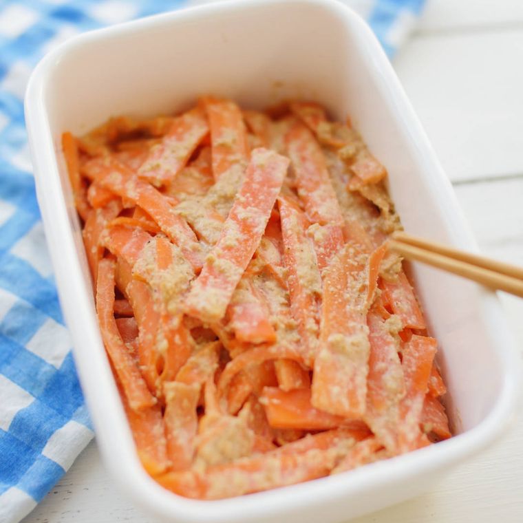 白い保存容器に入っているにんじんとのすりごま味噌和え
