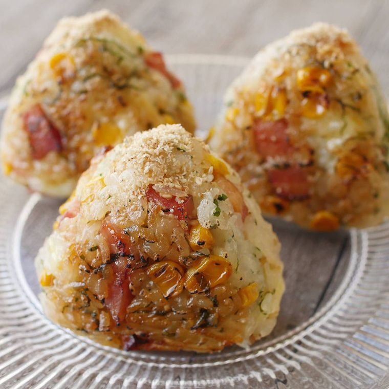 すりごまがかかっているベーコーンチーズ焼きおにぎりが3個