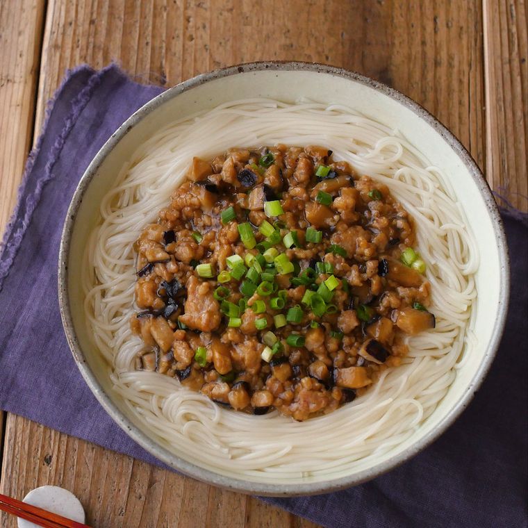白い麺鉢に盛り付けられた、干し椎茸と鶏ひき肉のにゅう麺