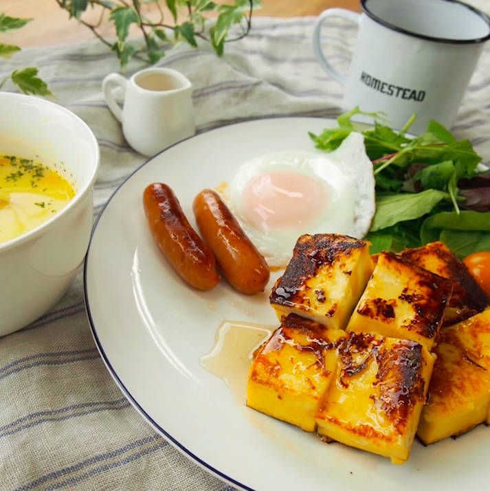 白いプレート皿に盛られている高野豆腐のフレンチトースト