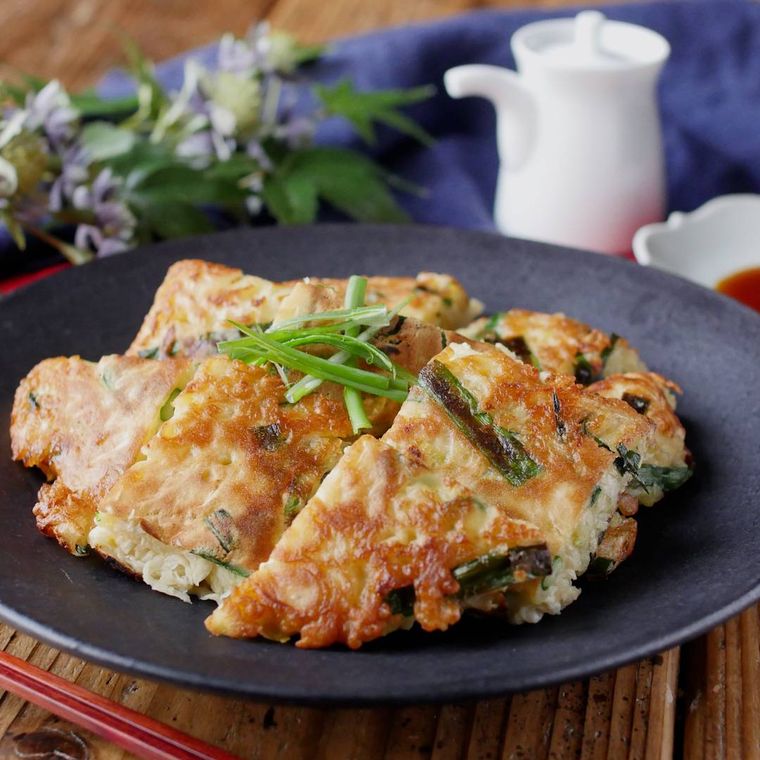 黒い皿に盛られている切り干し大根チヂミ