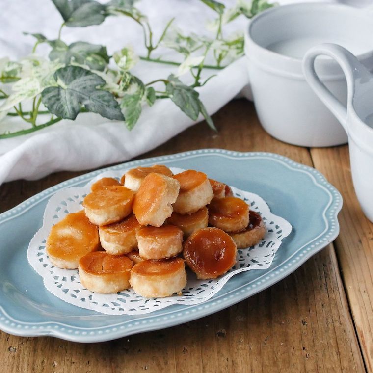 水色の皿に盛られている麩のラスク