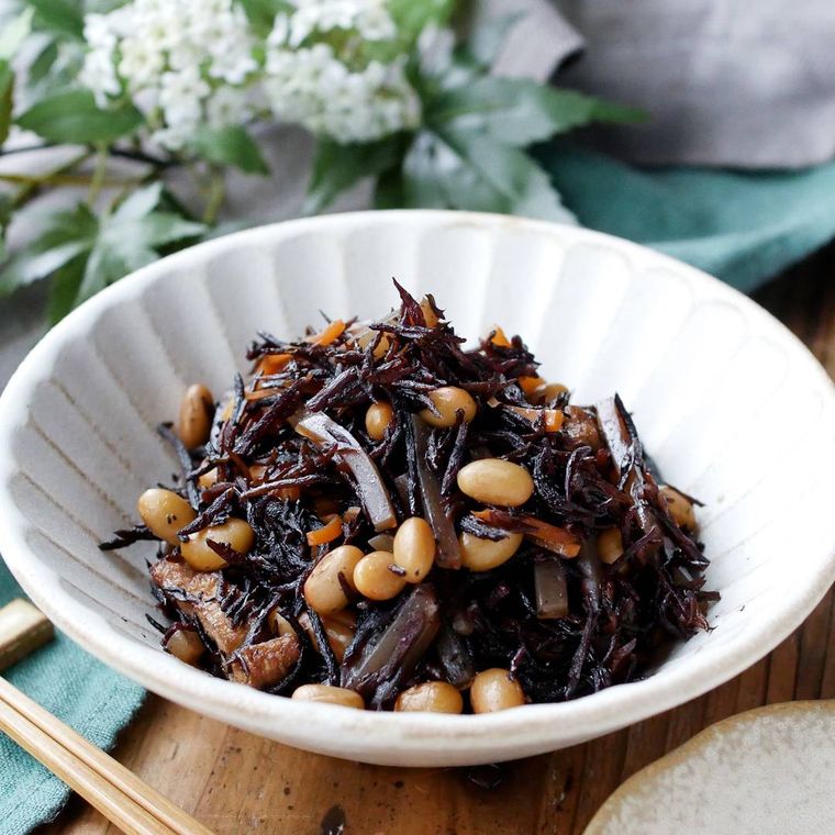 白い器に盛られているひじきと大豆の煮物