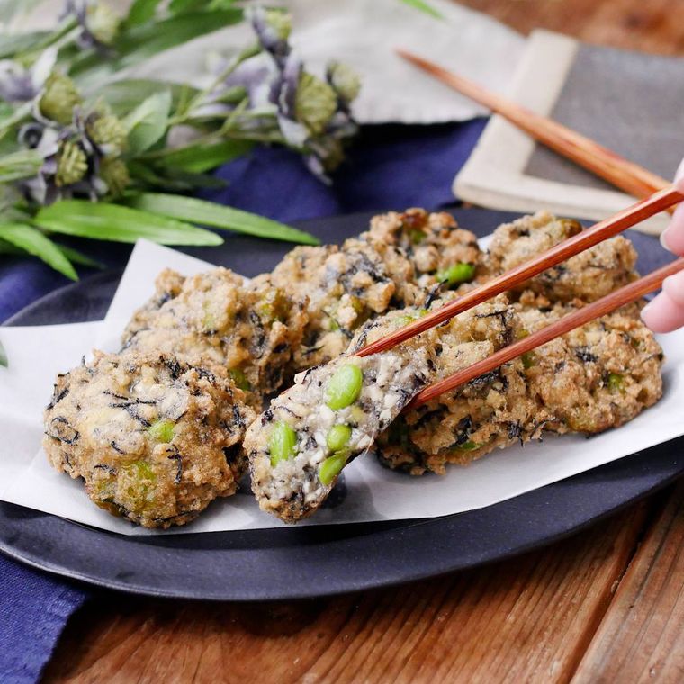 黒の皿に盛られているひじきと豆腐の落とし揚げ