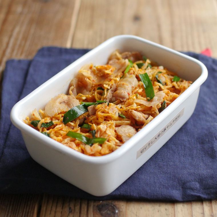 白い容器に入っている豚キムチ炒め