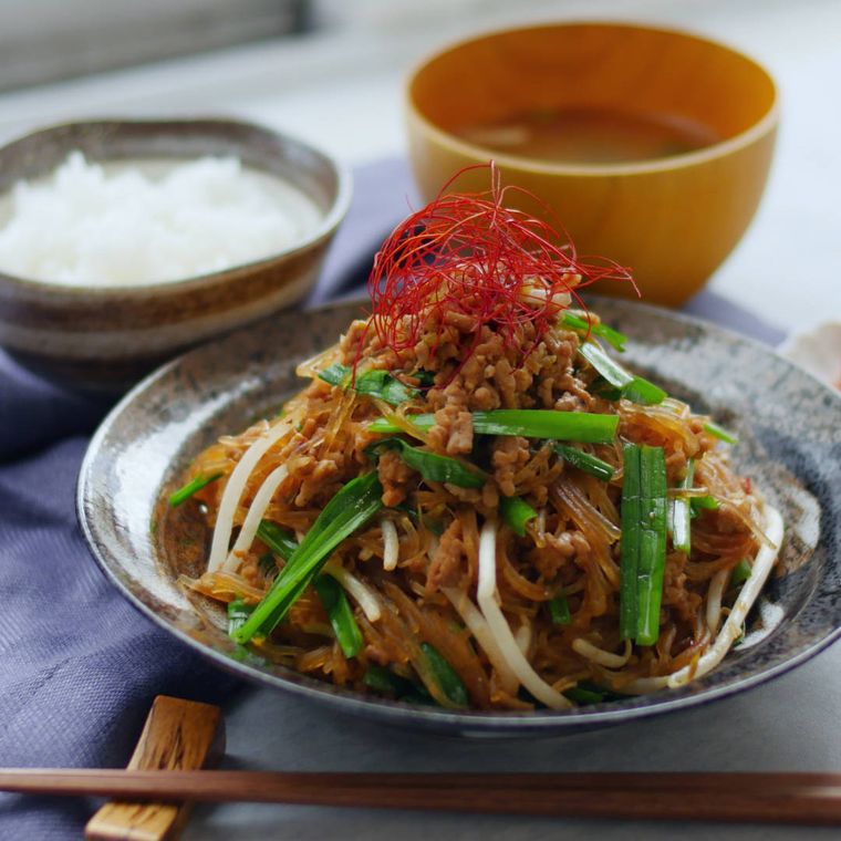 グレーの皿に盛られているレンジで麻婆春雨